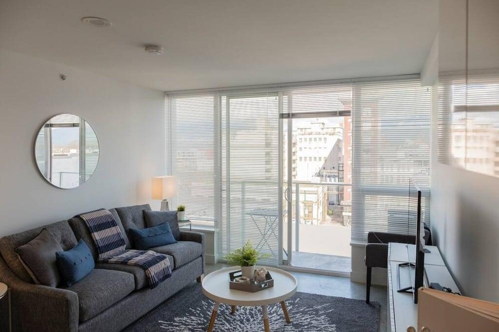 Pender Modern Studio on the Edge of Downtown Chinatown Room