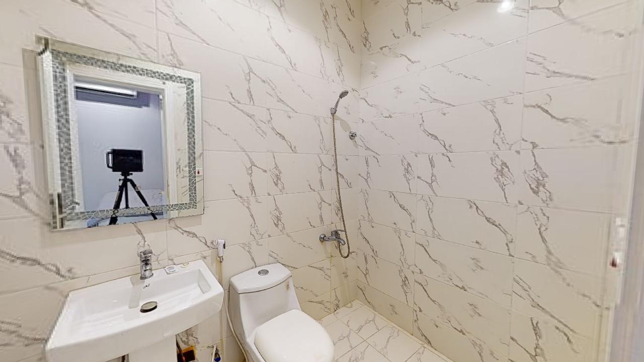 Comfy Chalet with Comfortable and Simple Furniture | 1998 Bathroom