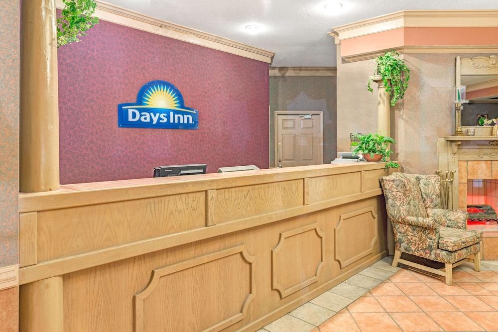 Days Inn & Suites by Wyndham Osceola AR Lobby