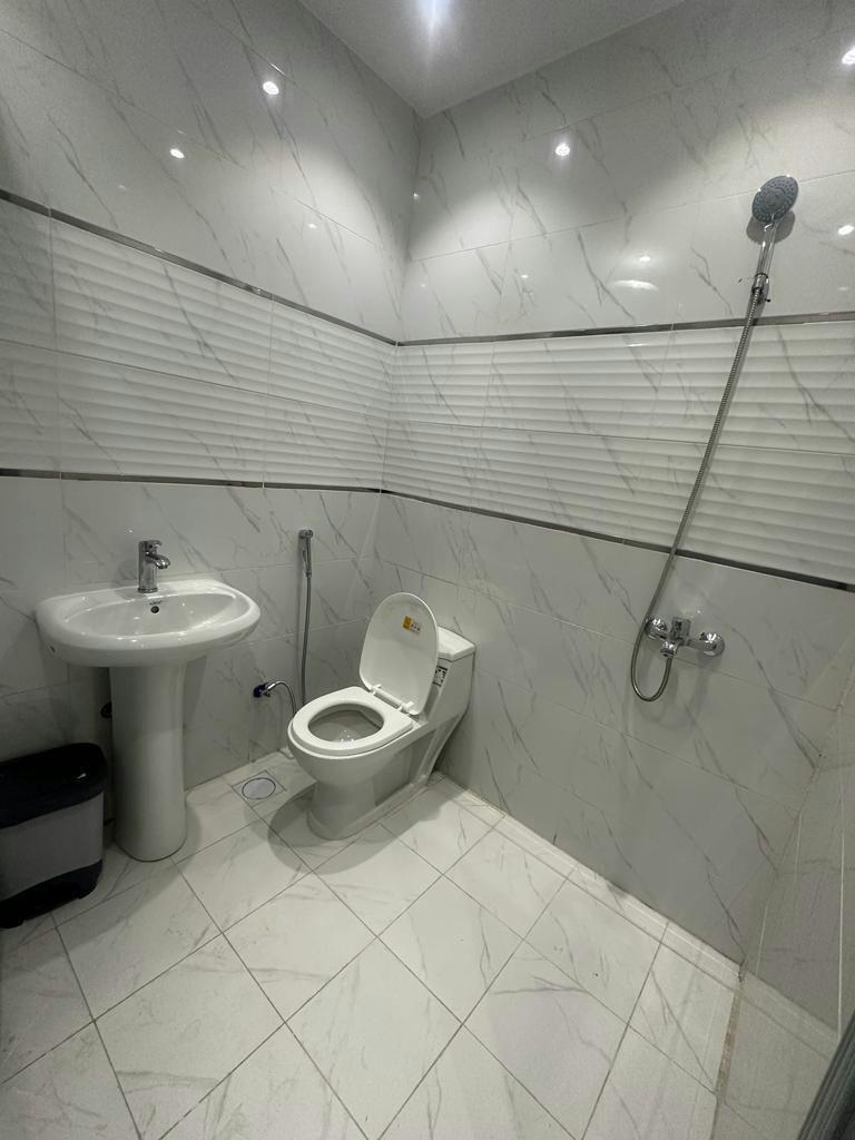 Amazing Apartment with Self Check-in | 4437 Bathroom