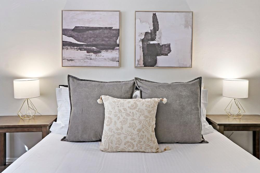 Contemporary Cragin 1BR Apt in Lockwood Room