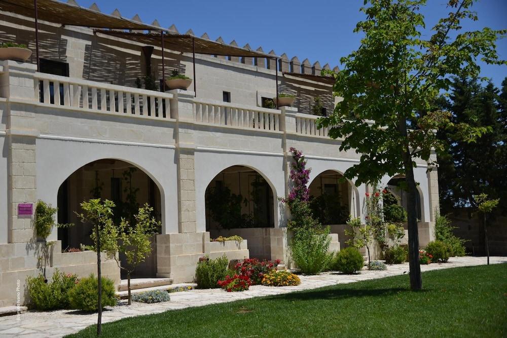 Le Scuderie - Castello Monaci Exterior