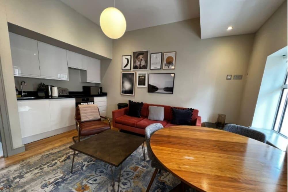 The Soho Loft - Elegant & Modern 1bdr in Soho Featured Image