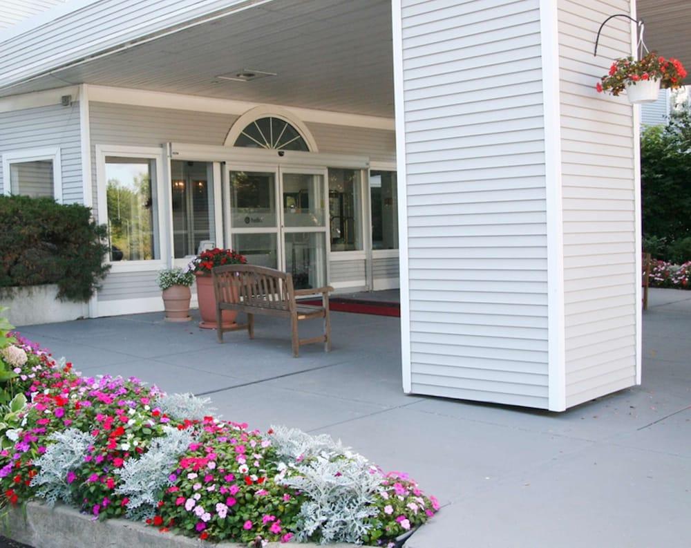Hampton Inn Colchester Exterior