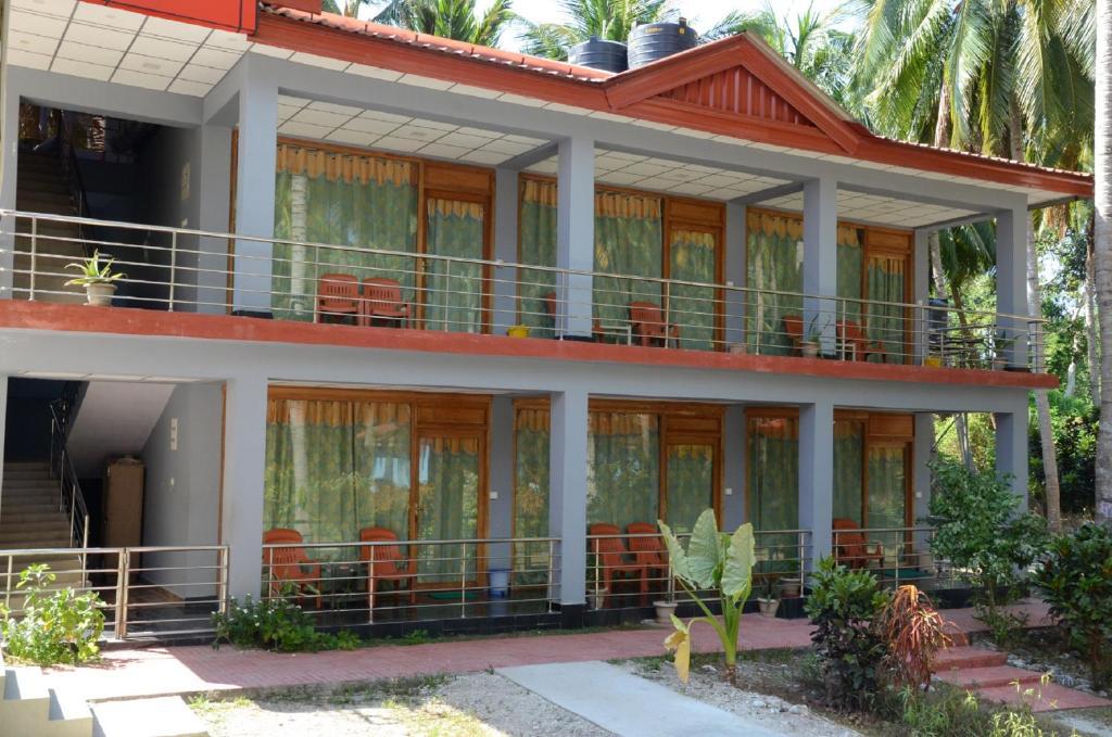 Coconhuts Beach Resort