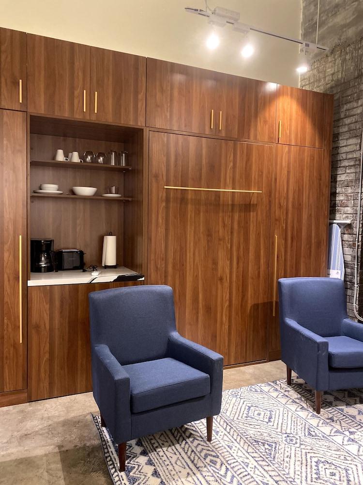 424 Gold Way - Studio Apt. 401 Room