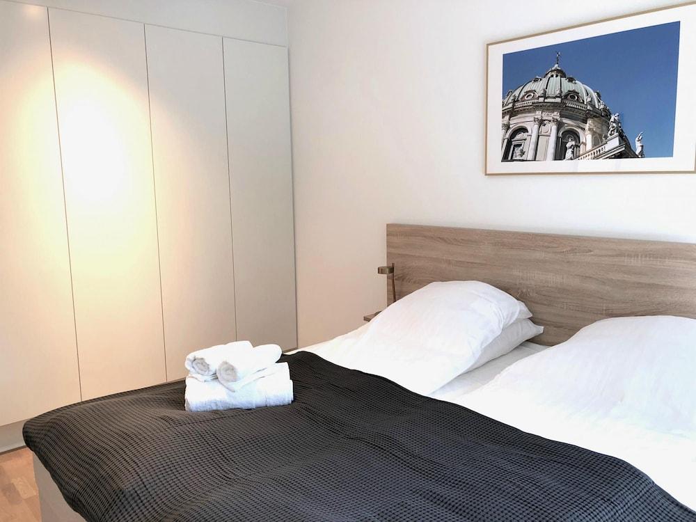 Spacious 1-bed in Frederiksberg w Balcony Room