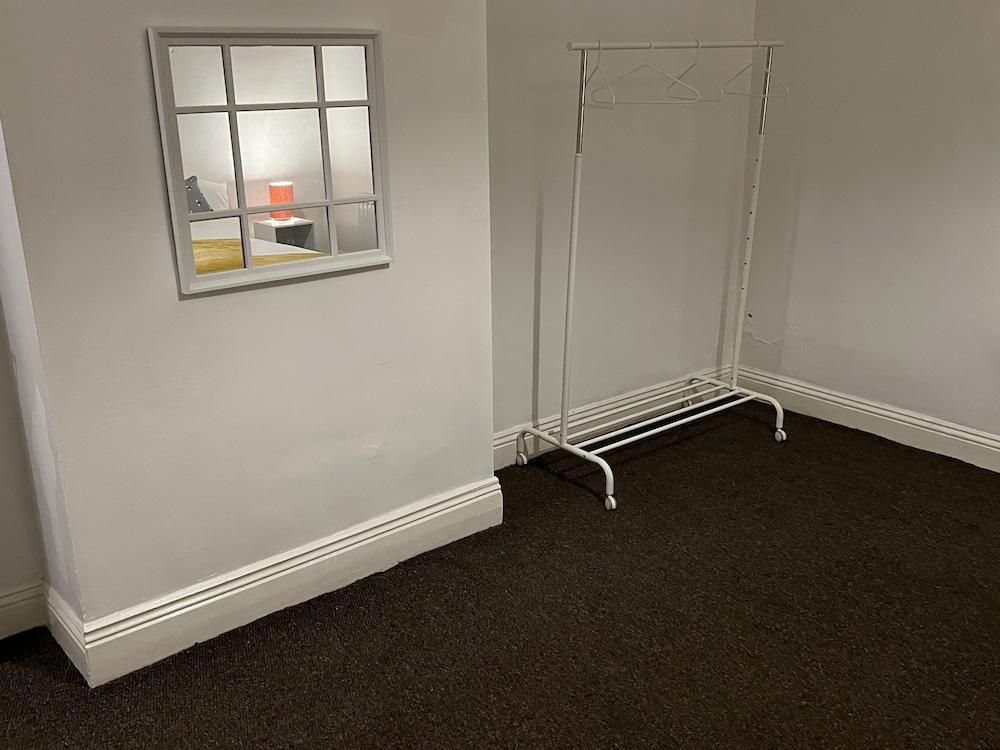 Guesthouse-2br-parking-wifi-toiletriesprovided Interior