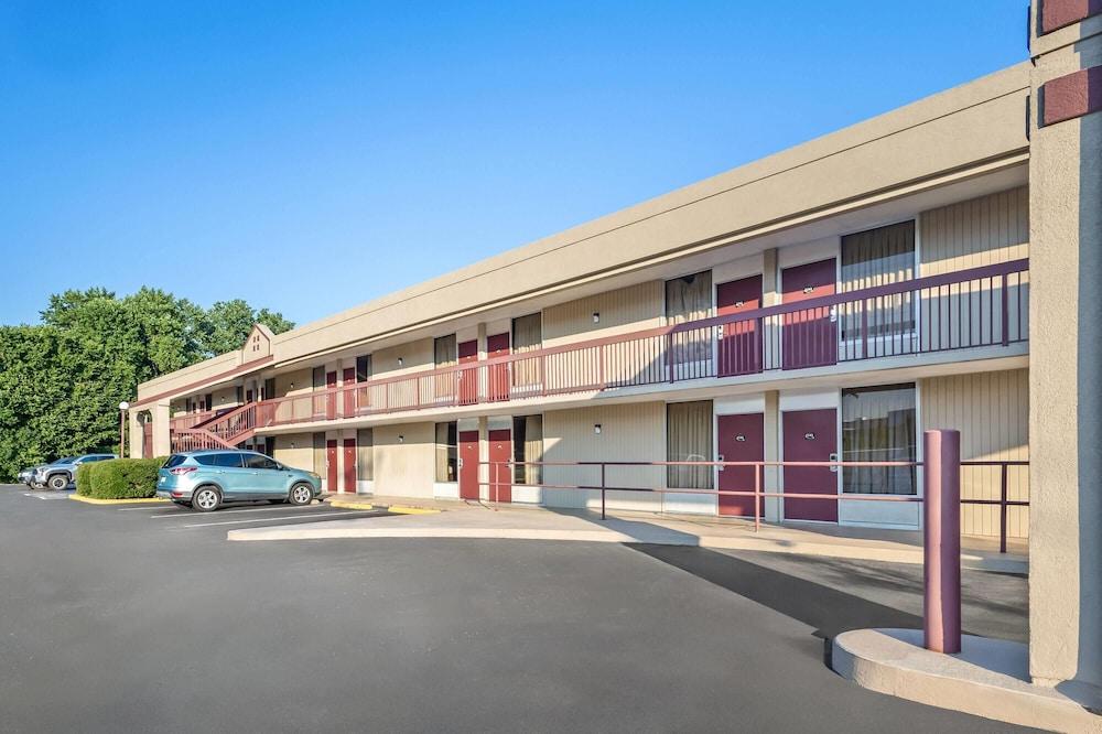 Super 8 by Wyndham Commerce Exterior