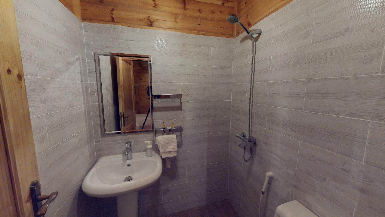 Comfy Chalet with Comfortable and Simple Furniture | 1534 Bathroom
