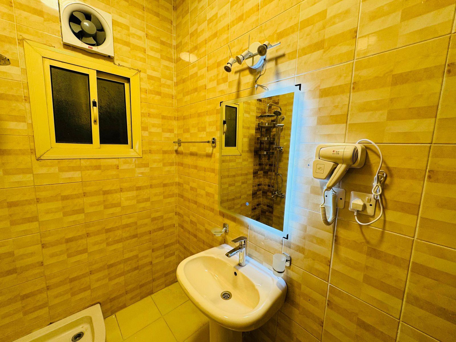 Elegant Apartment with Comfortable and Simple Furniture | 5531 Bathroom