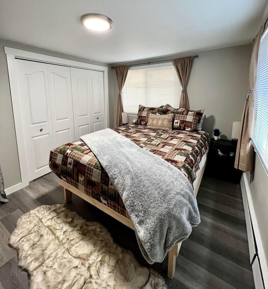 Log cabin in heart of Anchorage Room