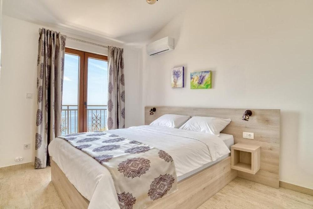 Seaview Villa Lavanda with pool Room