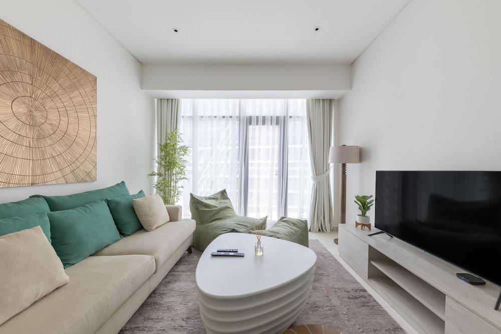 Signature 1 Bed at Seven Palm With Infinity Pool Room