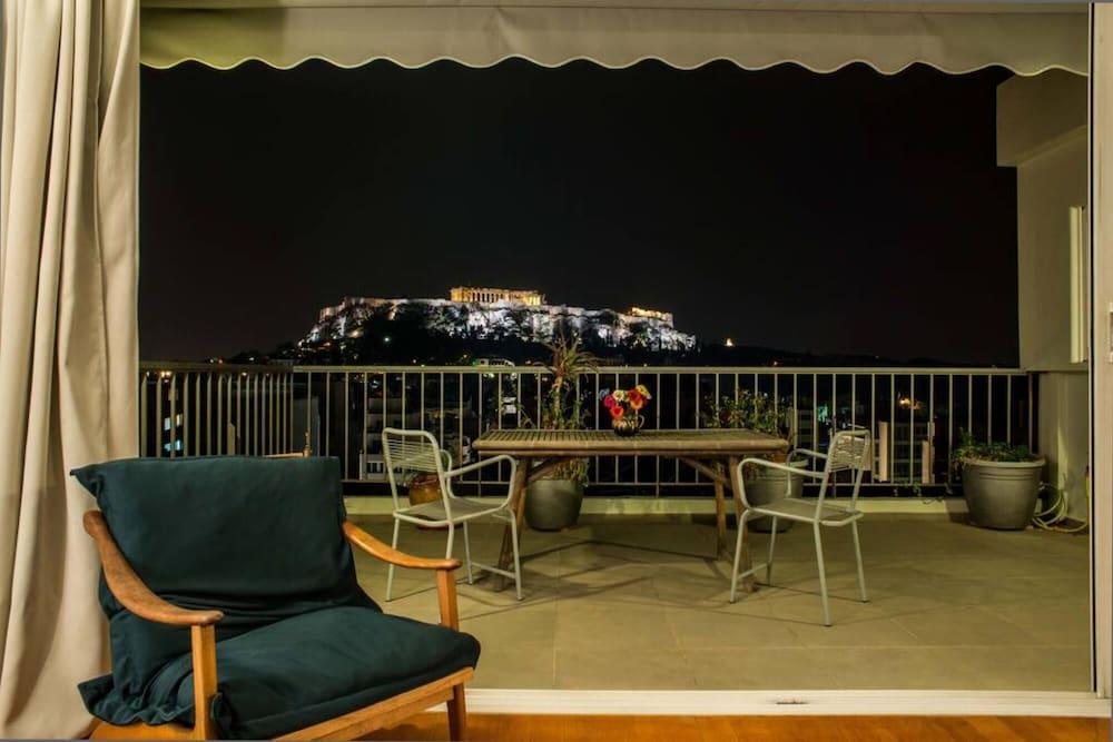 Enjoy View of Parthenon Sunny Flat in the Center Featured Image