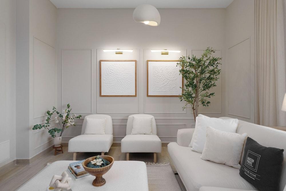 Maison Privee - Charming Retreat w/ Panoramic Views on Yas Island Interior