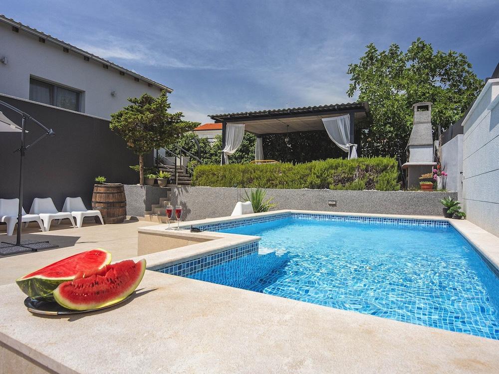 هاوس إن ليزنجان ويذ برايفت بول زحليقة مائية