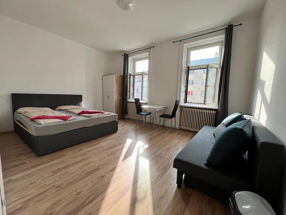 Welcoming 4BR shared Apt.-best location Room