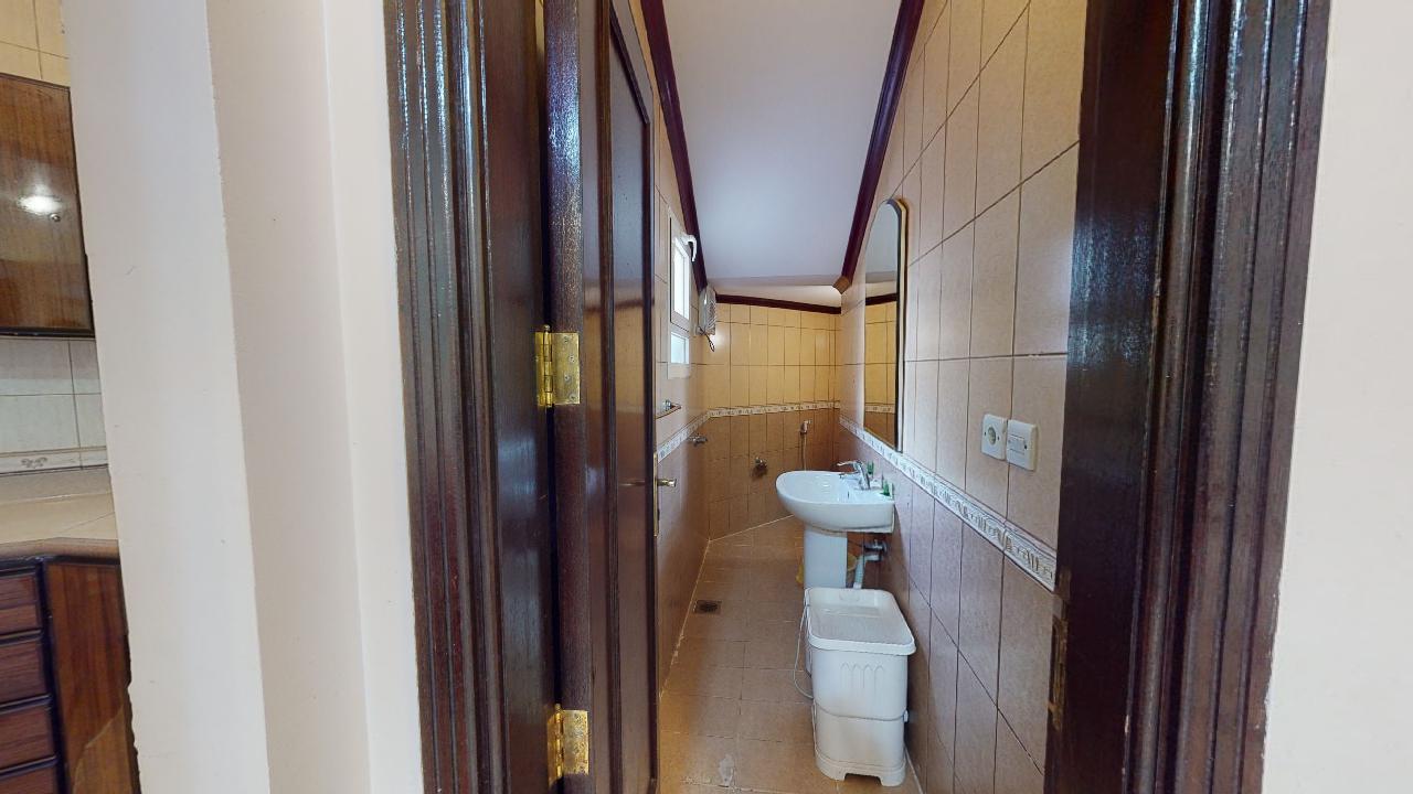Attractive Chalet with Comfortable and Simple Furniture | 1993 Bathroom
