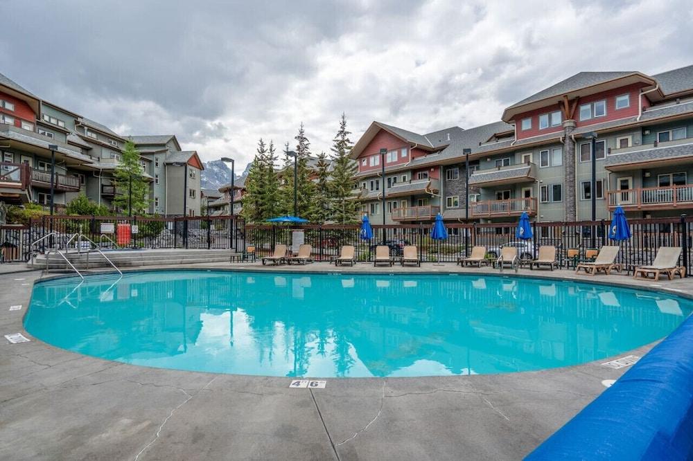 SPACIOUS 3-Br Luxury Condo | HEATED Pool + 3 Hot Tubs | Pool Table | Hm Theatre Outdoor Pool