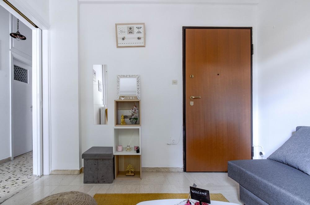 4u Apartment Athens! 2 Minutes From Metro Station Living Area