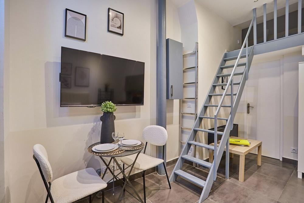 Spacious Studio Center of Paris/montmartre Interior