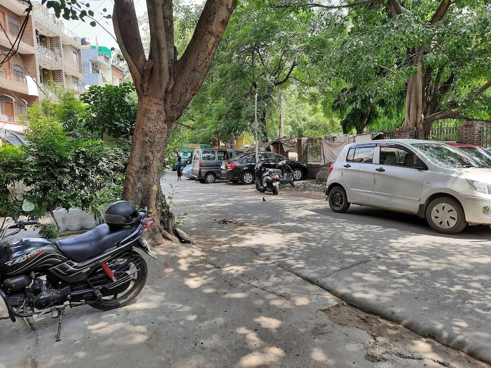 Couple Friendly Private Flat in Posh Lajpat Nagar Property Grounds