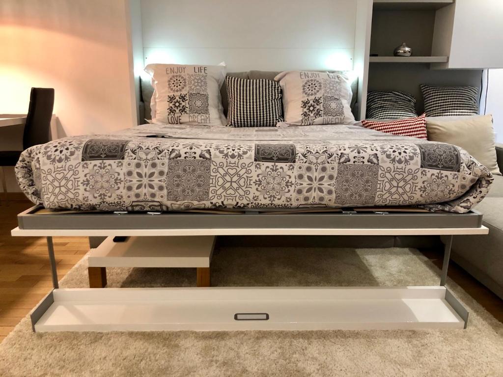 لي بلكون دي لا فيي فيل أخرى