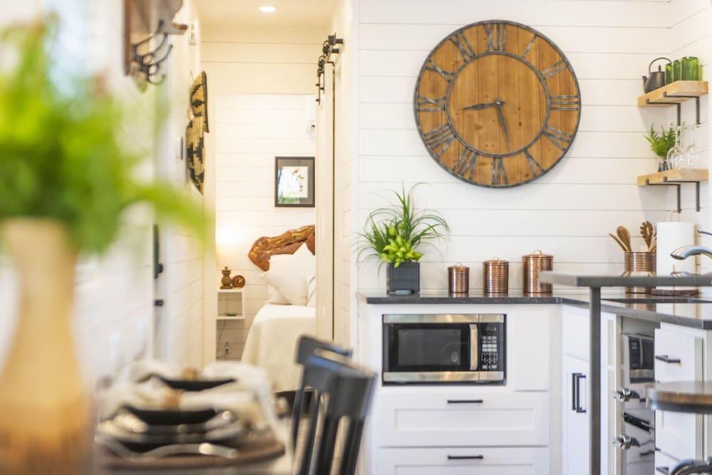 The Woods- Container Tiny House 12 min to Magnolia Baylor Downtown Room