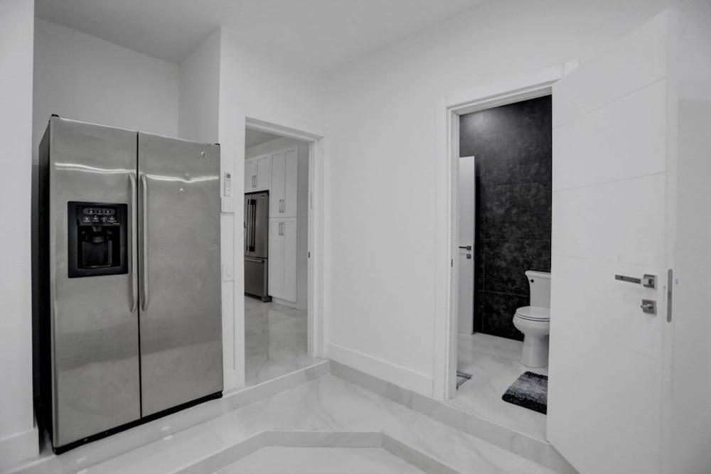 4 Br Designer Home Next To Shul And Community Pool 4 Bedroom Villa Interior