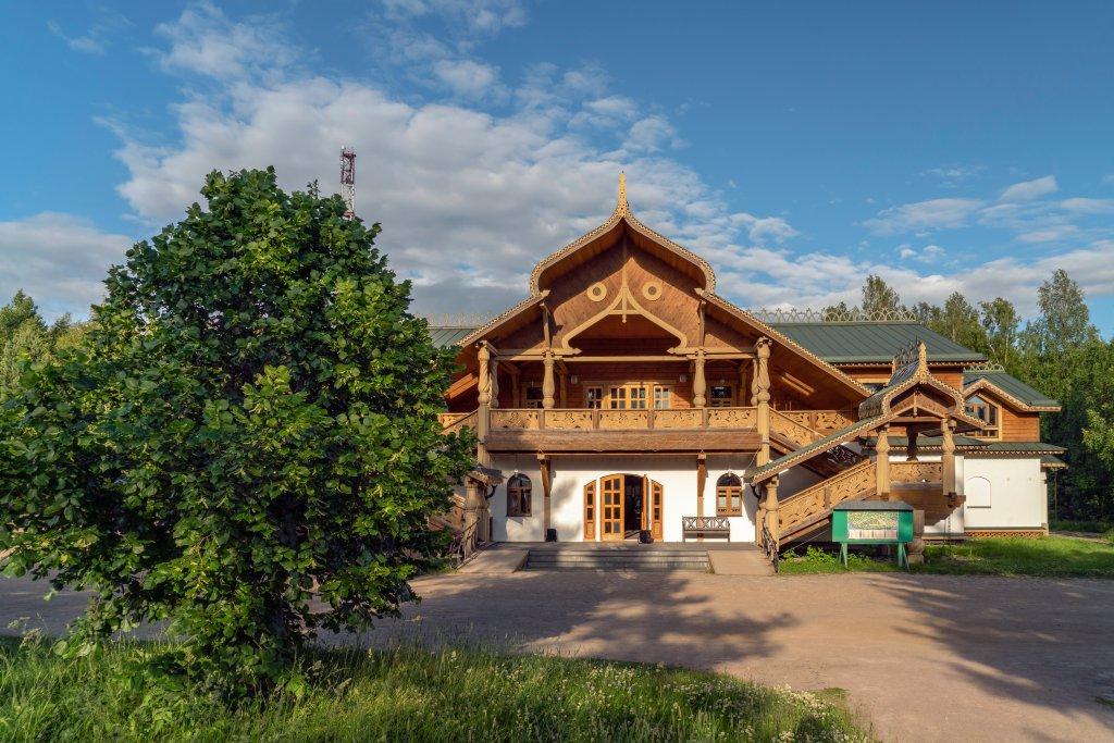 Udivitelnaya Derevnya Mandrogi Tourist Complex Featured Image