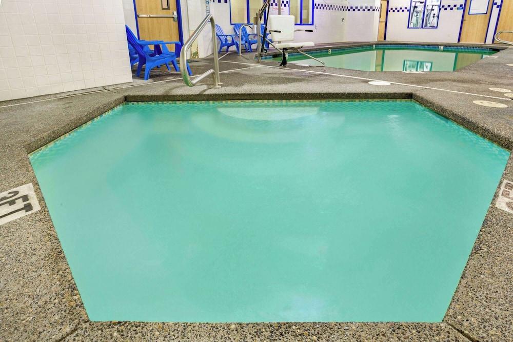 Days Inn & Suites by Wyndham Gresham Waterslide
