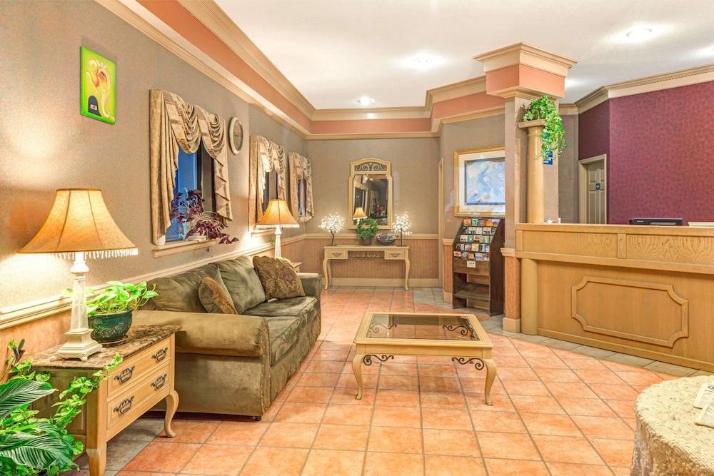 Days Inn & Suites by Wyndham Osceola AR Lobby