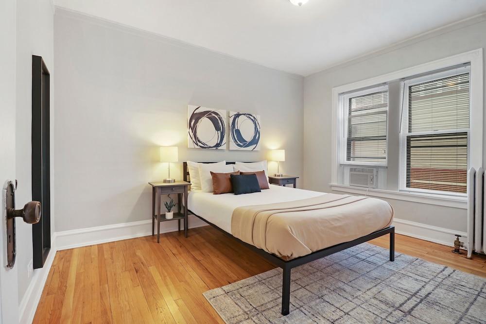 Simple and Roomy 1BR Apt in Evanston Room