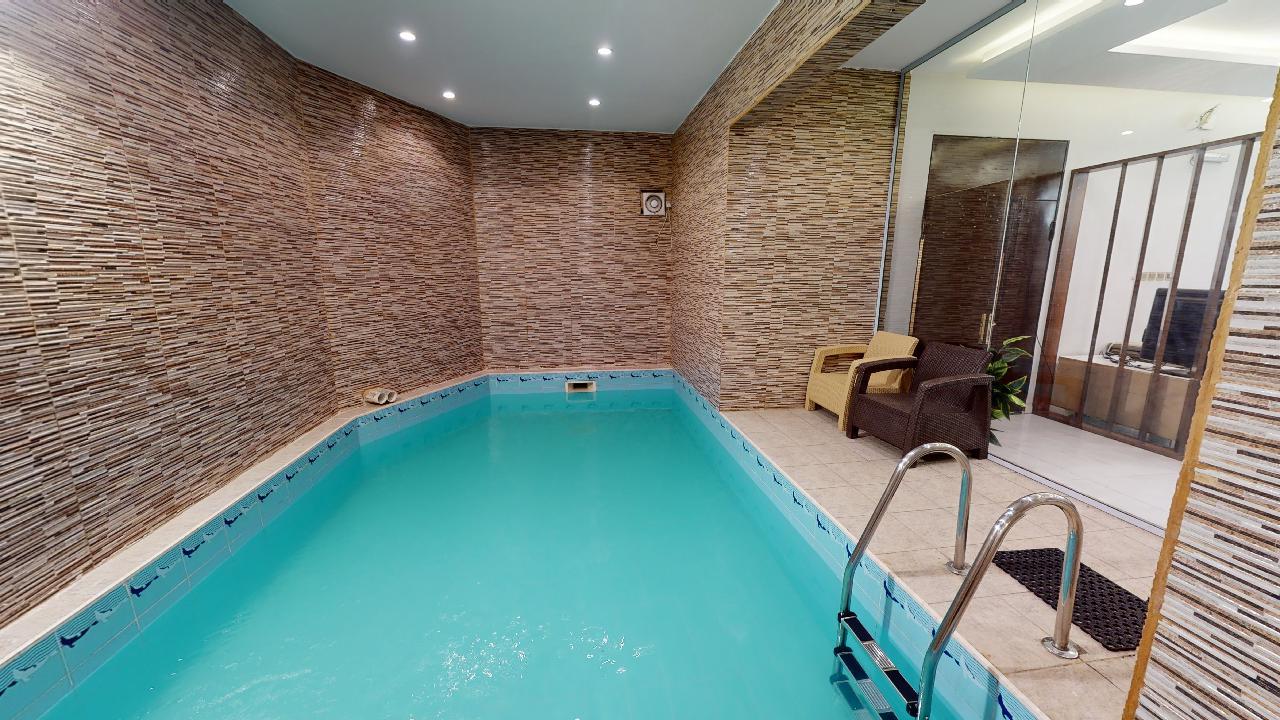 Elegant Chalet with BBQ Are | 1727 Pool