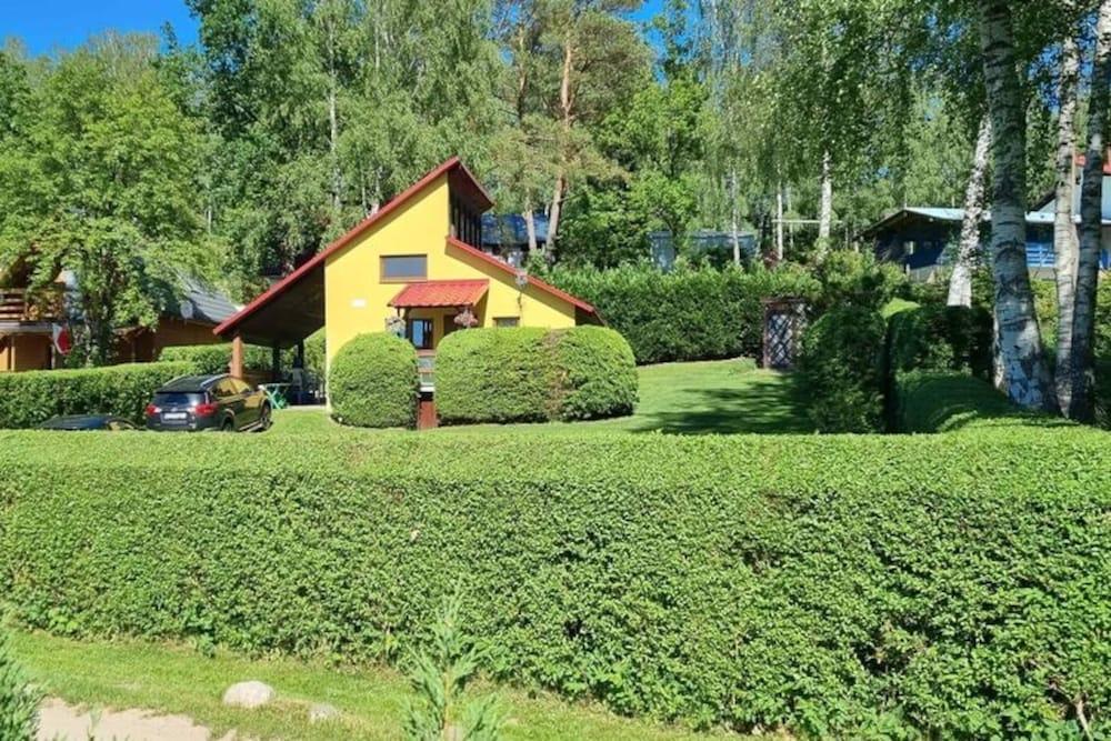 Cottage Overlooking the Lake, Insko