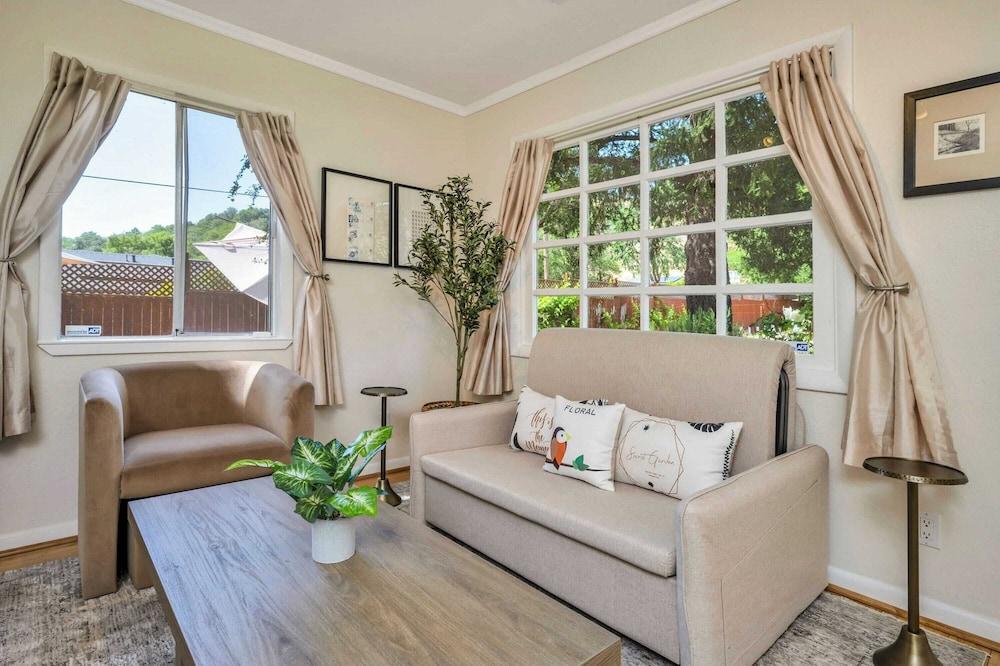 Grapevine Cottage by Avantstay Hobby Vineyard + Firepit Interior