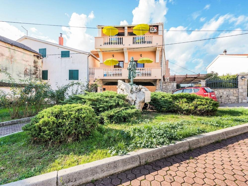 Delightful Apartment in Posedarje With Balcony Exterior