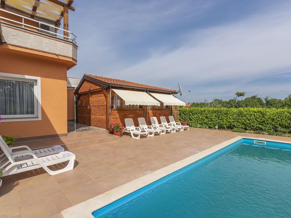 Modern Apartment for up to 6 Persons in Visnjan, Perfect for a Relaxing Holiday Exterior