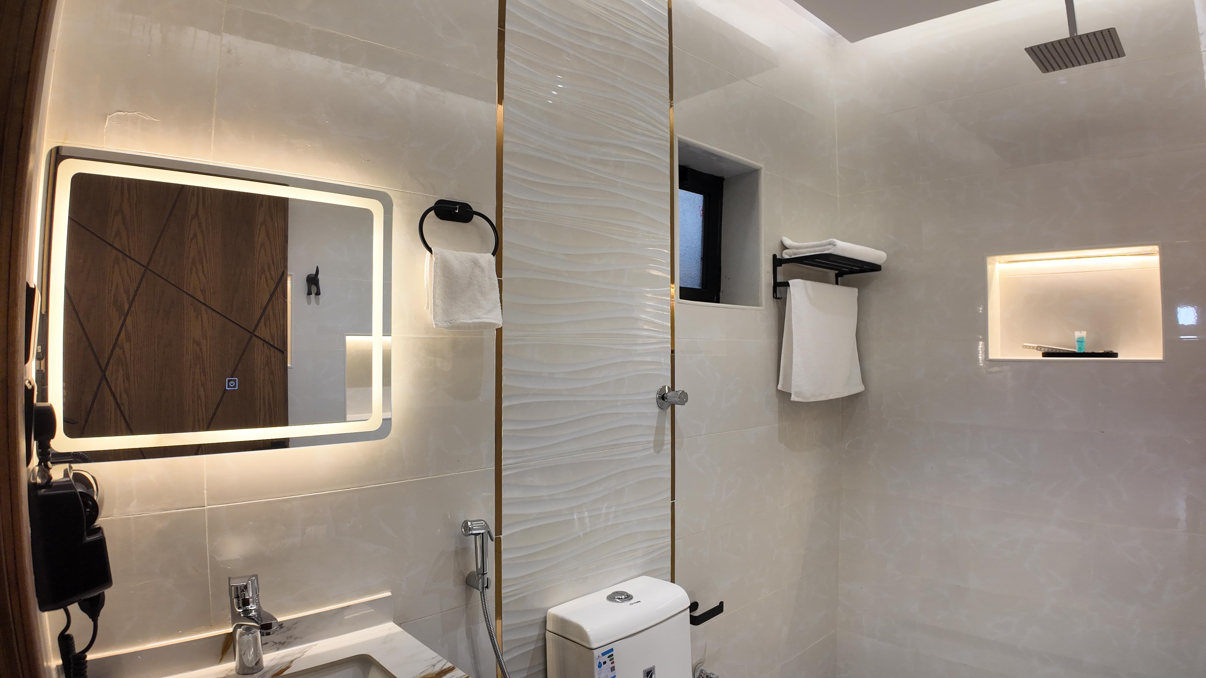 Elegant Apartment with Comfortable and Simple Furniture | 5671 Bathroom