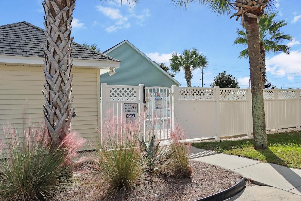 The Palms 13B Property Grounds