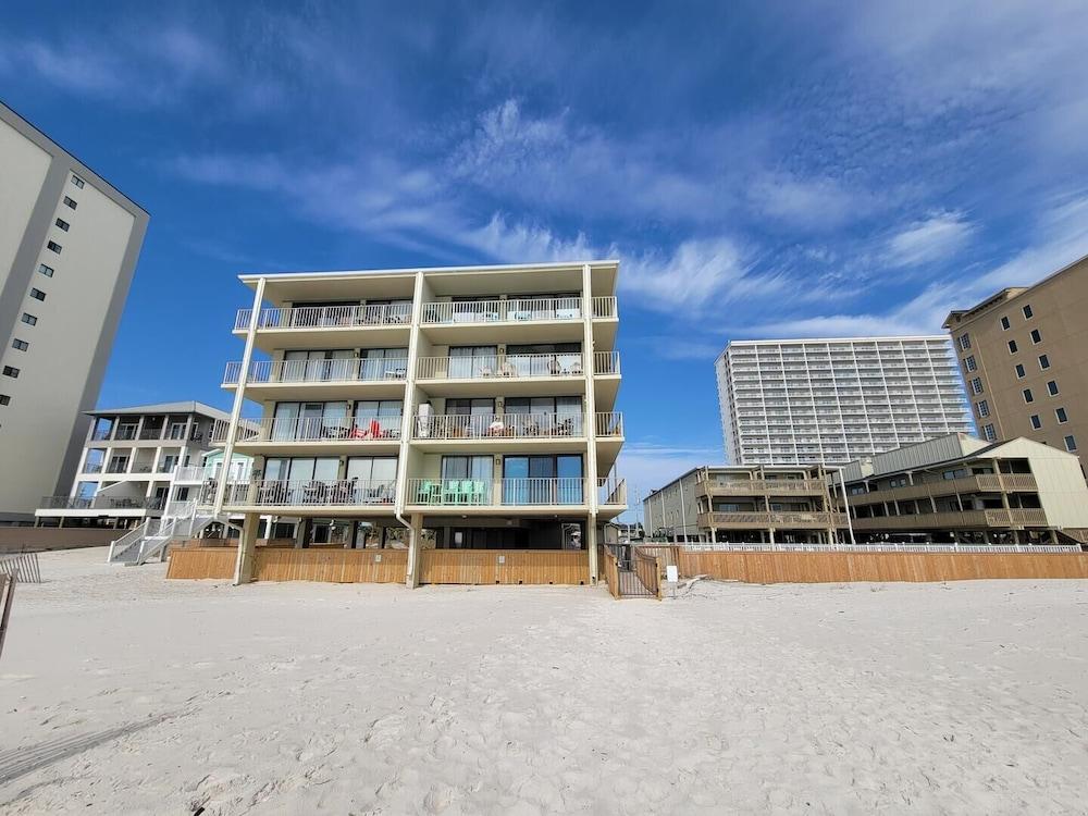 Relaxing 2bd/2ba w/ Partial View & Pool Exterior