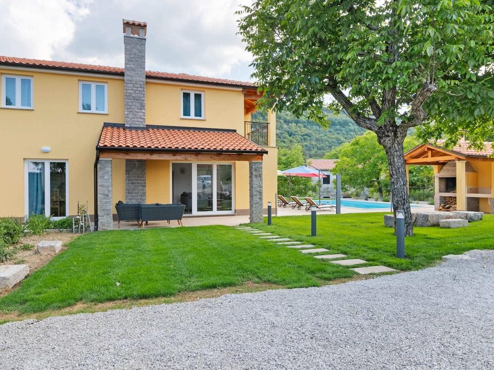 Quaint Holiday Home near Buzet with Terrace Exterior