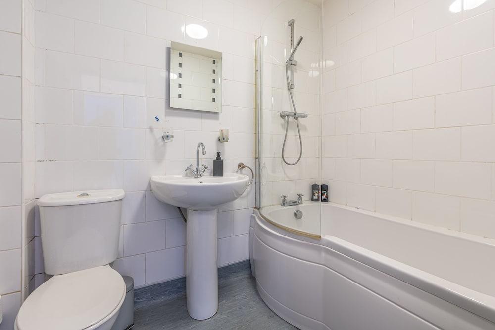 Bloomfield 6 Bathroom