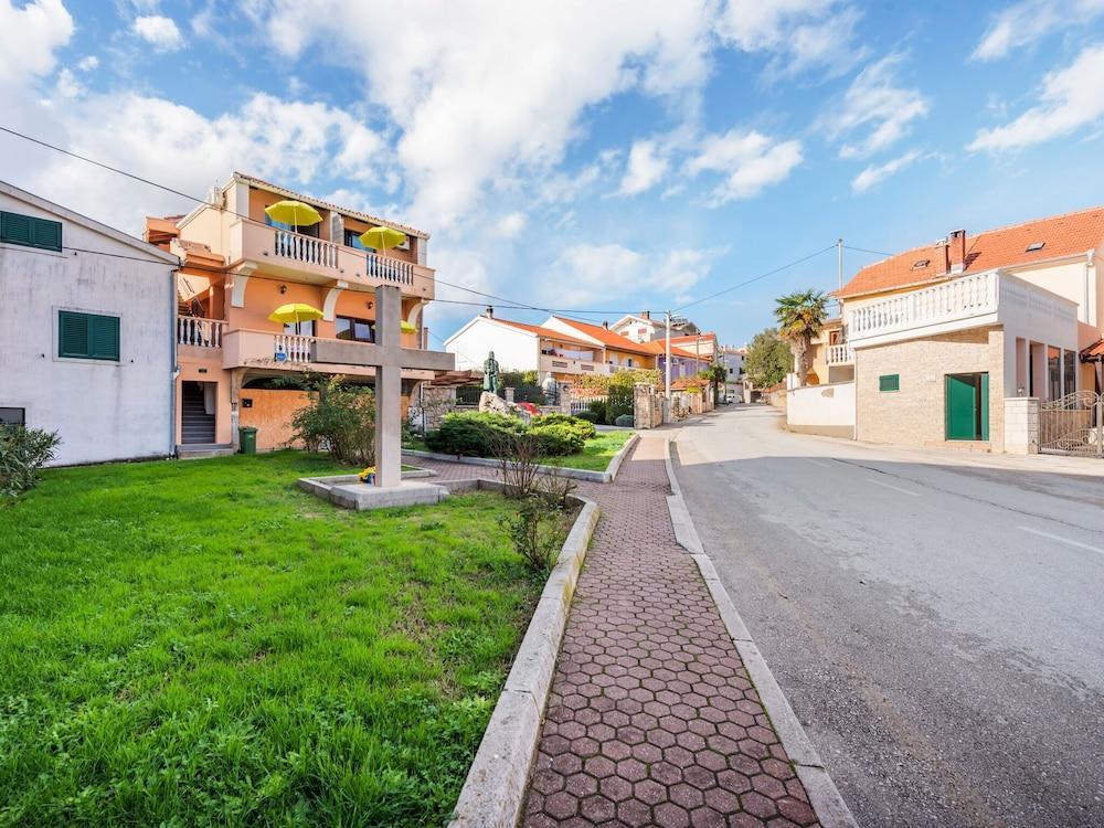 Delightful Apartment in Posedarje With Balcony Exterior
