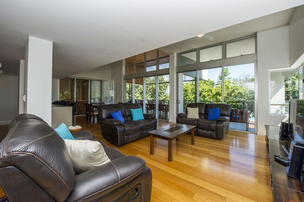Maggies Beachfront Apt. 12 Featured Image