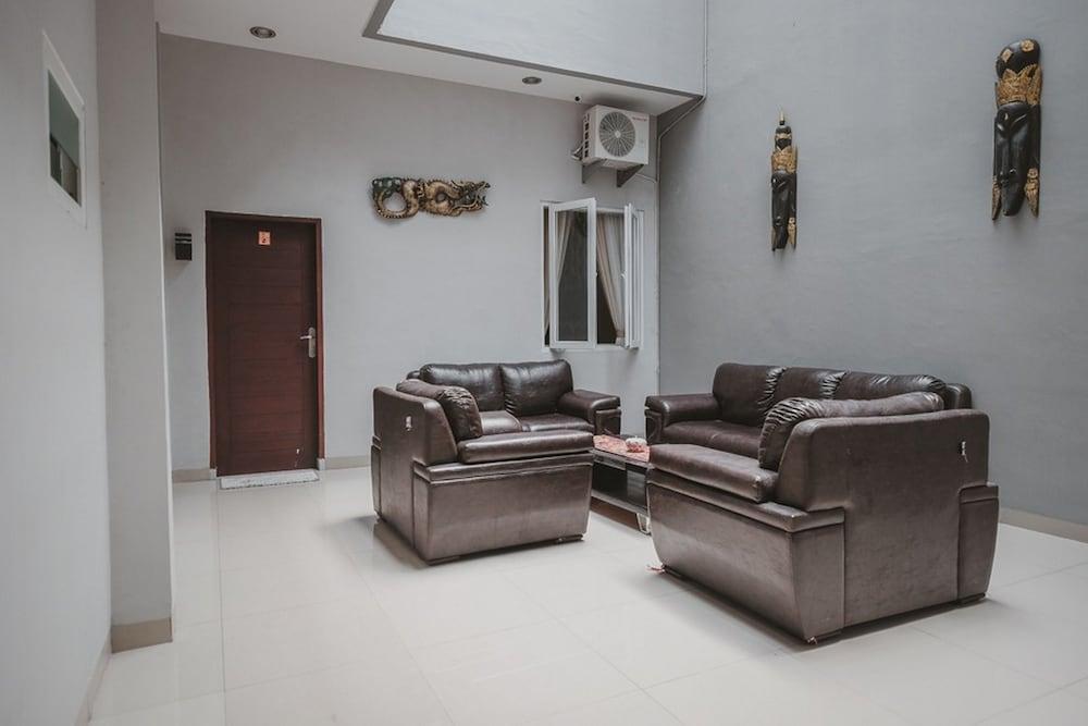 RedDoorz @ Jamin Ginting Medan Lobby Sitting Area
