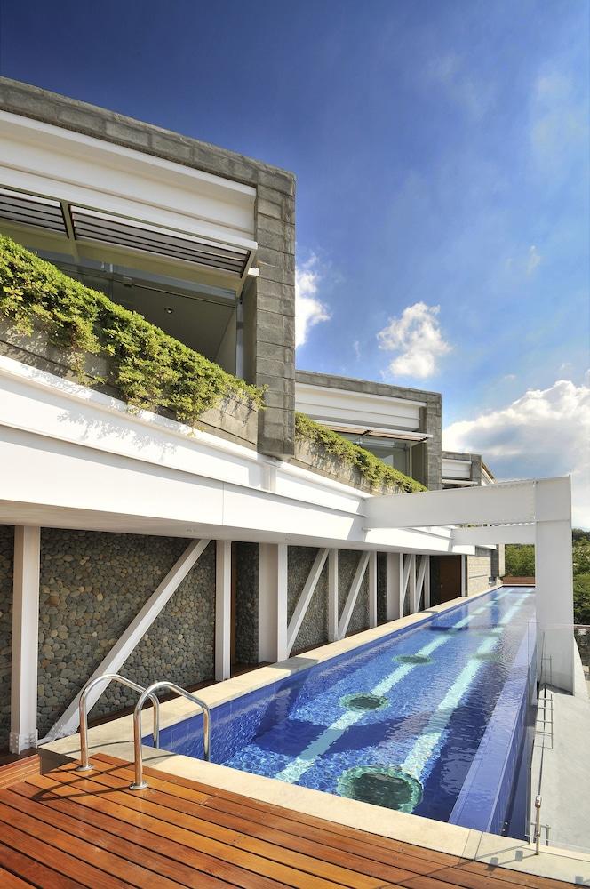 أكواسانتا لوفتس هوتل حمام سباحة لا متناهي