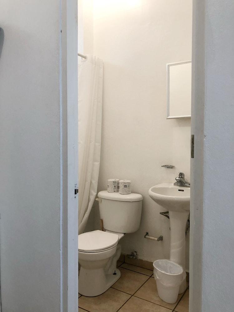 Boulevard 101 Bathroom