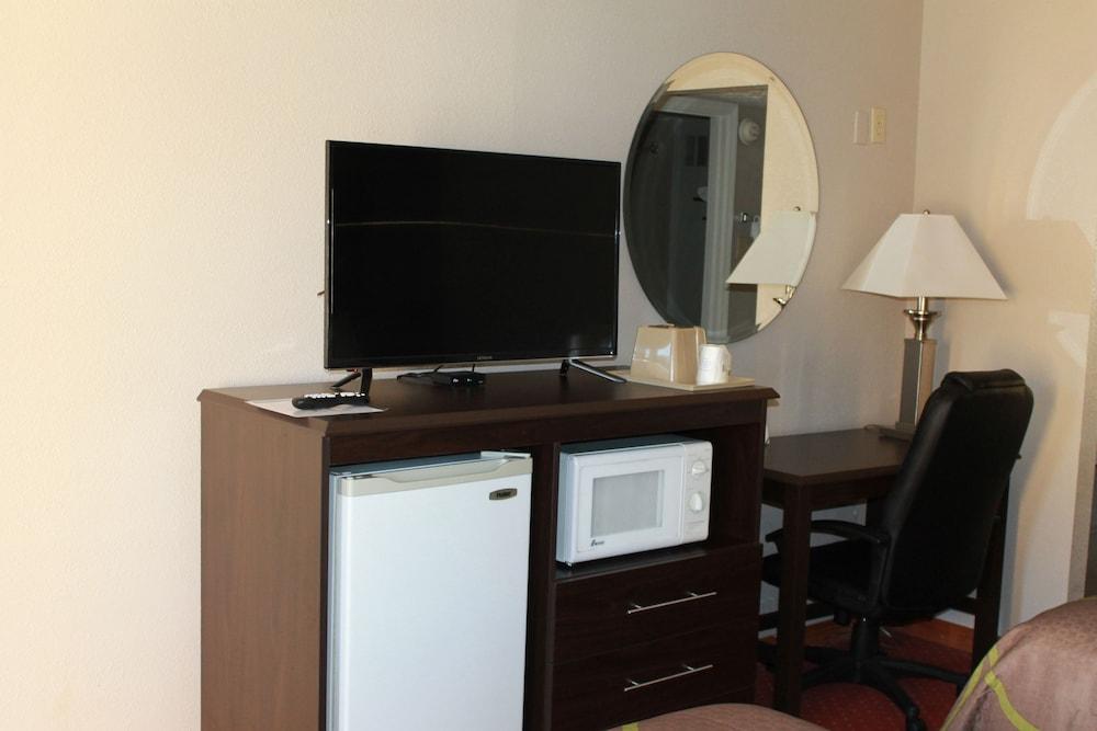 Super 8 by Wyndham Locust Grove Room